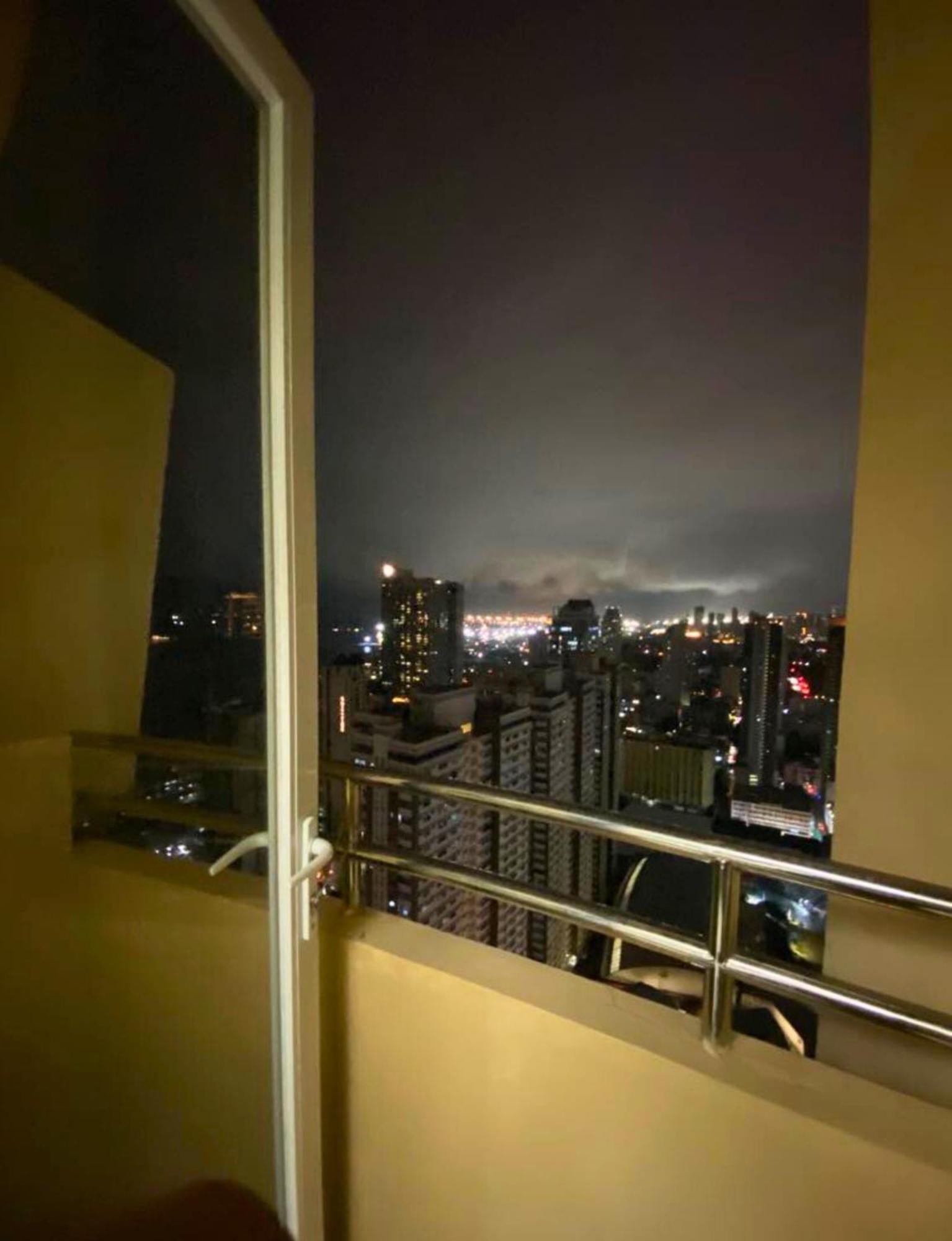 Near Us Embassy X Free Unlimited Pool, Massage & Sauna Access X Promo This Month! Explore Deluxe Studio W Balcony In Manila Perfectly Situated Near Naia Airport, Heart Of Manila Updated 2025 Price For Your Unforgettable Ultimate Staycation Experience Bagian luar foto