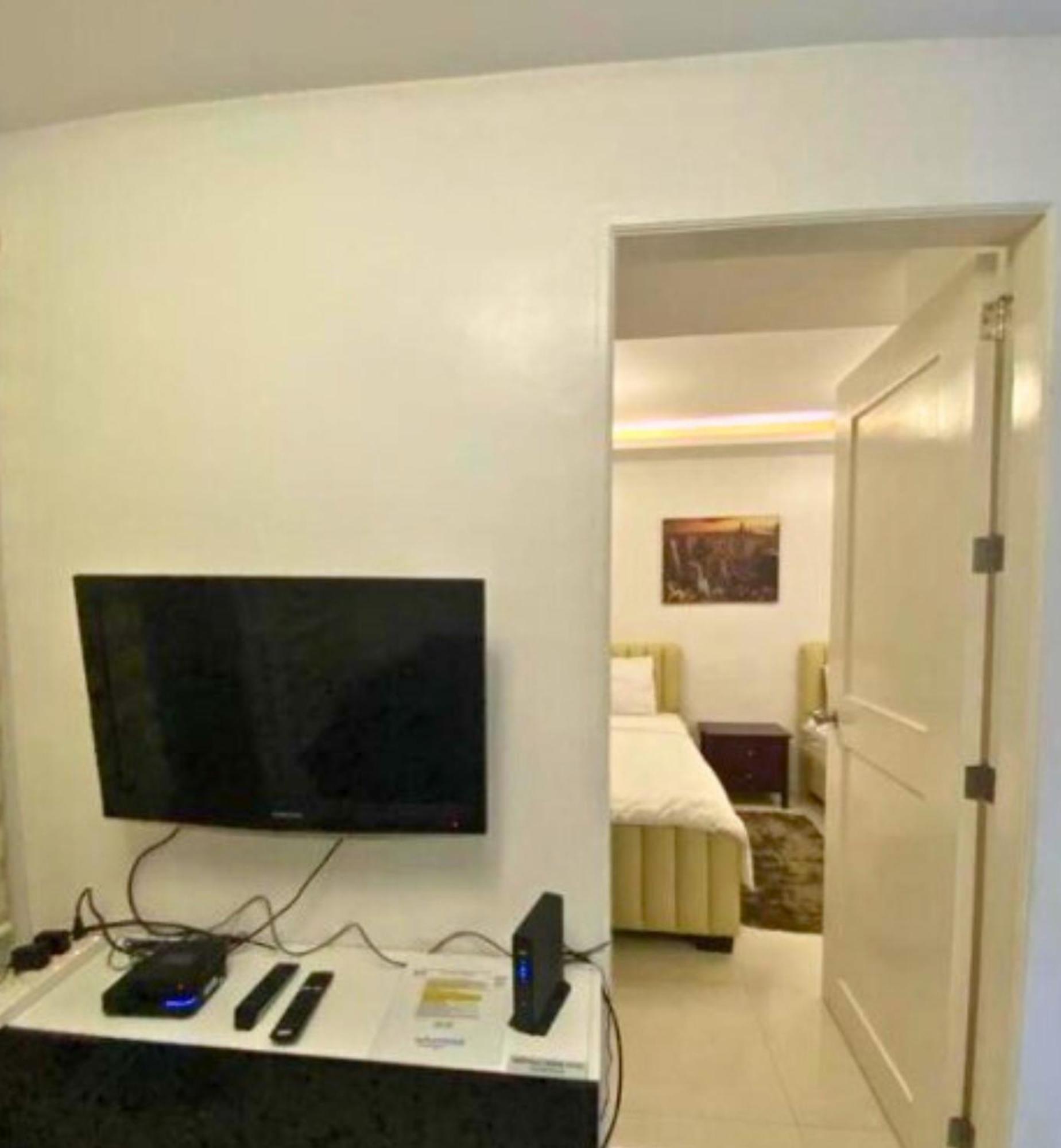 Near Us Embassy X Free Unlimited Pool, Massage & Sauna Access X Promo This Month! Explore Deluxe Studio W Balcony In Manila Perfectly Situated Near Naia Airport, Heart Of Manila Updated 2025 Price For Your Unforgettable Ultimate Staycation Experience Bagian luar foto